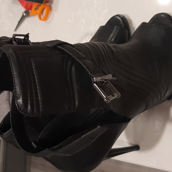 Schutz - Picture 1 of 5